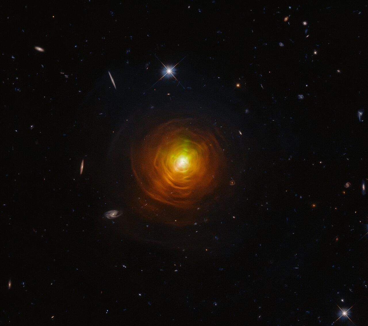 Хэллоуин в стиле "Хаббла": космический телескоп наблюдает за жуткой звездой Хэллоуин в стиле "Хаббла": космический телескоп наблюдает за жуткой звездой