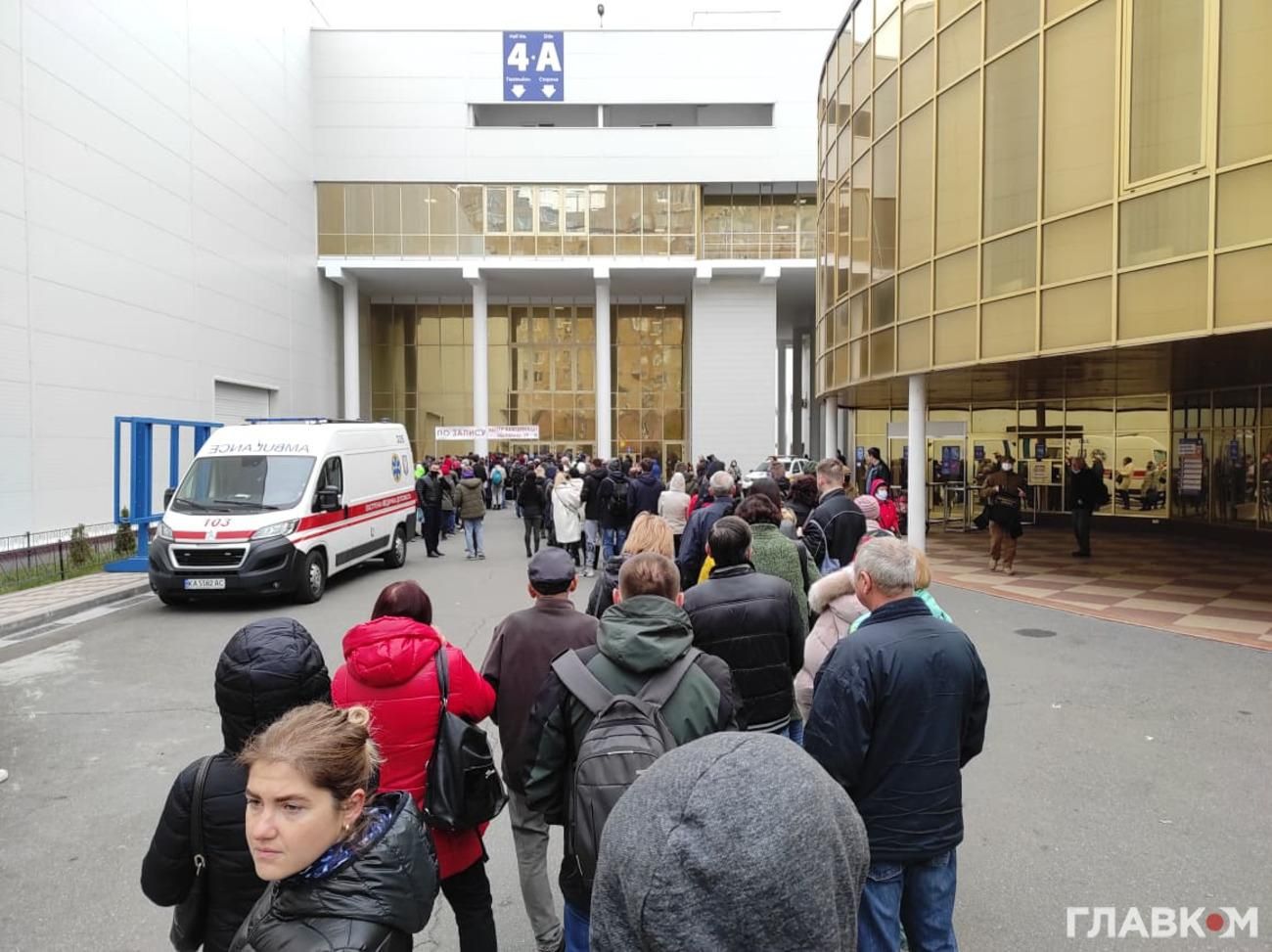 В Киеве – длинные очереди на вакцинацию из-за локдауна, есть конфликты