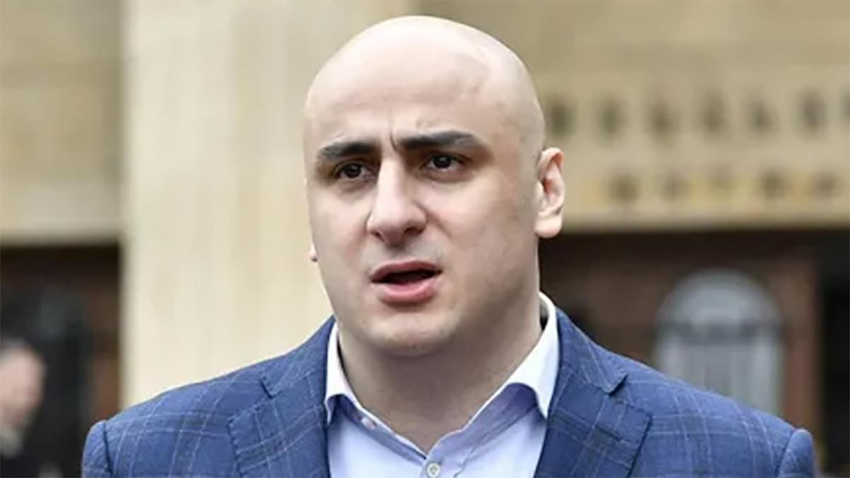 На лідера партії Саакашвілі напали біля виборчої дільниці: відео інциденту - 24 Канал На лідера партії Саакашвілі напали біля виборчої дільниці: відео інциденту - 24 Канал