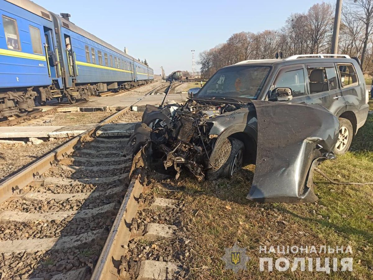 На Харківщині пасажирський поїзд врізався на переїзді в автомобіль - Новини Харкова - 24 Канал