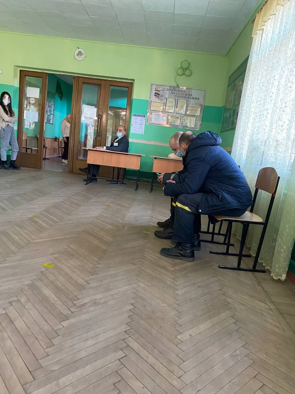 Вибори пера Харкова, порушення на дільницях, у залі сиділи представники ДСНС