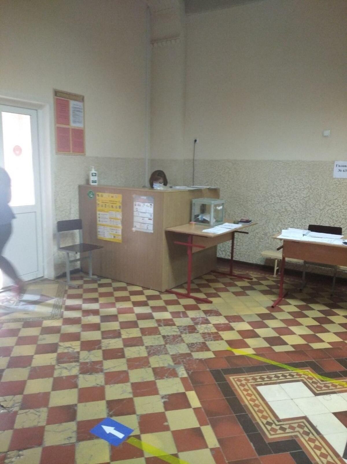На выборах мэра в Харькове заметили охранницу, которая следила за голосованием через камеры