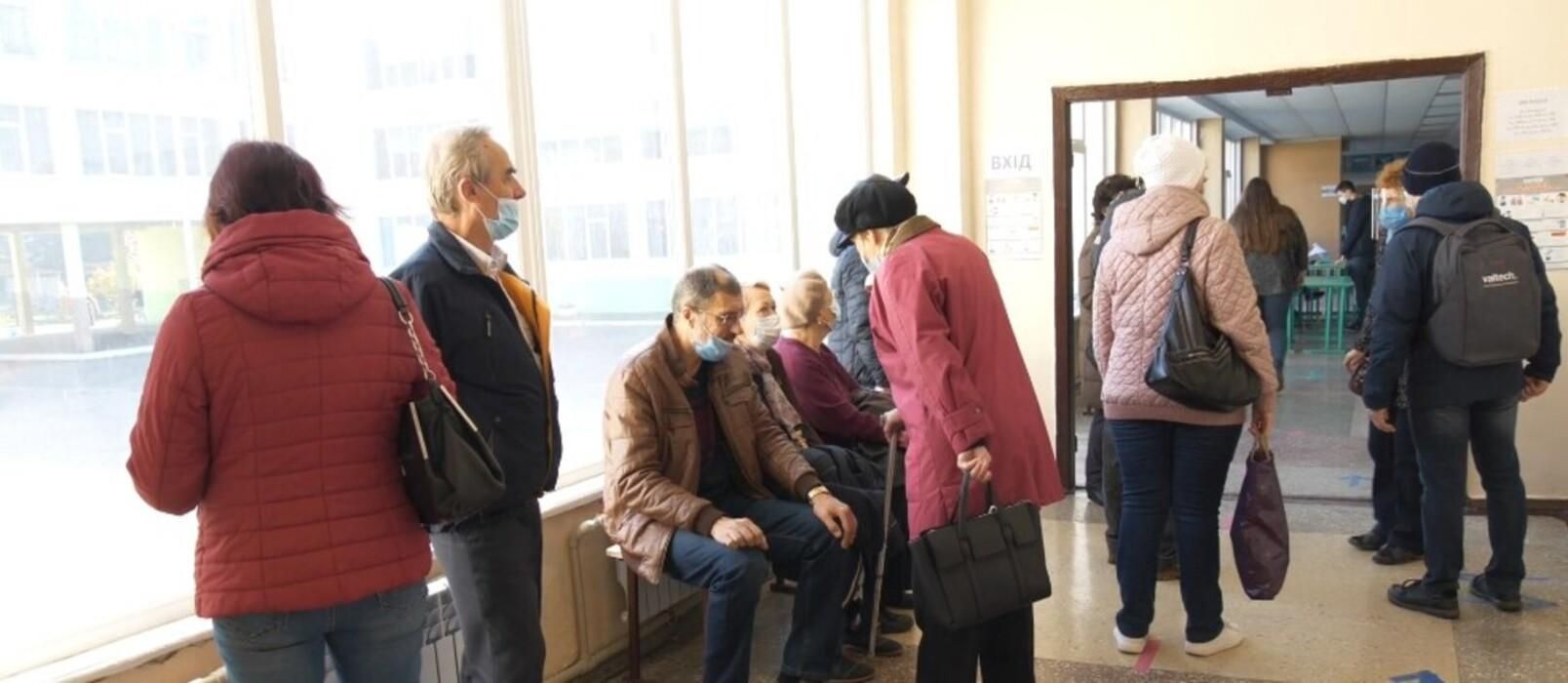"Хочеться ще пожити": харків'яни масово пішли вакцинуватися від COVID-19 на виборах мера - Новини Харкова - 24 Канал