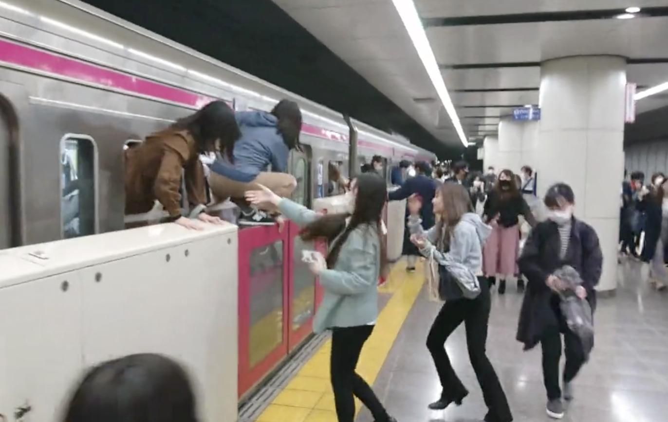 У Токіо хлопець з ножем напав на пасажирів метро, а потім підпалив вагон: відео з місця події - 24 Канал