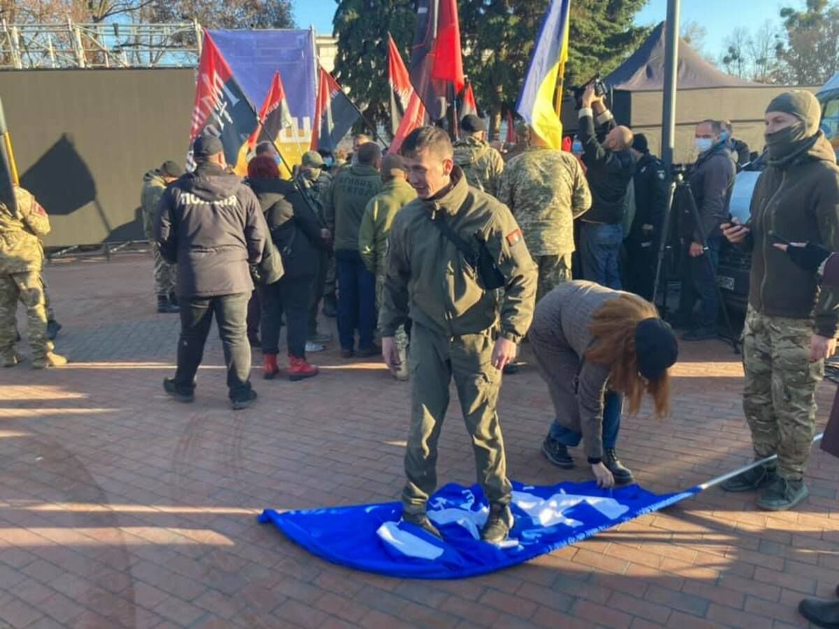 В Сумах произошла стычка между "Правым сектором" и журналистами пророссийского канала "НАШ"