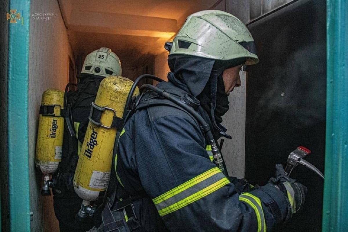 В Киеве во время пожара в многоэтажке погиб мужчина: фото с места происшествия