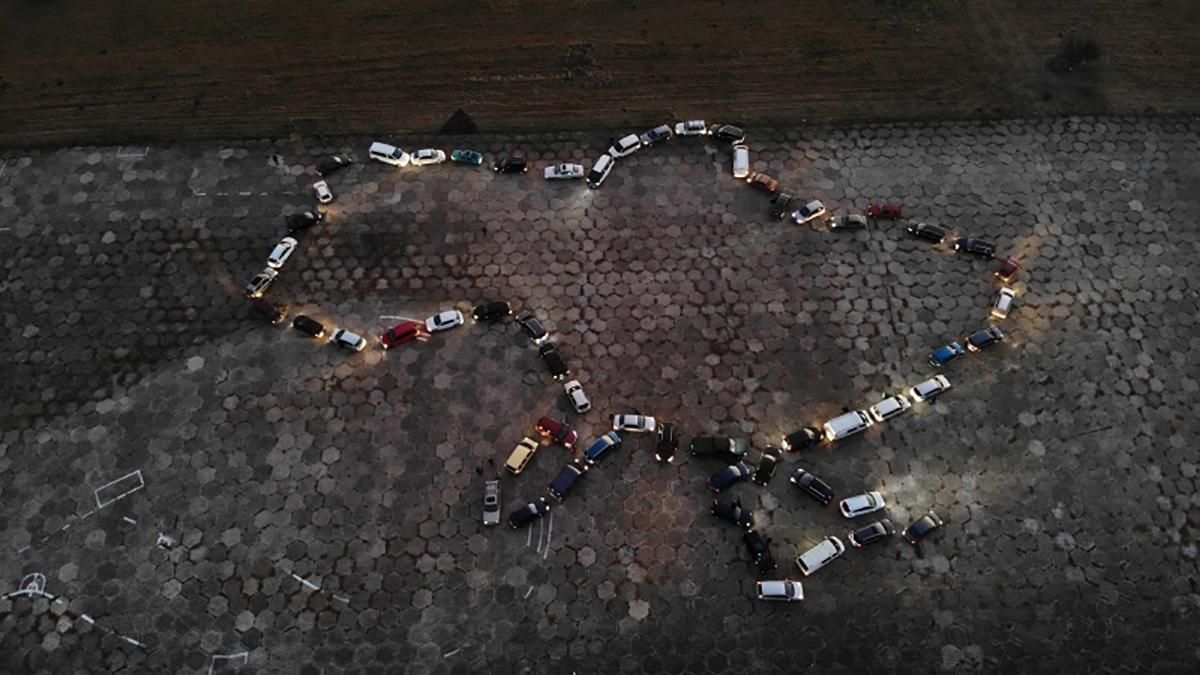 Карта України із сотні автівок: на Буковині відбувся масовий флешмоб - Новини Чернівців - 24 Канал