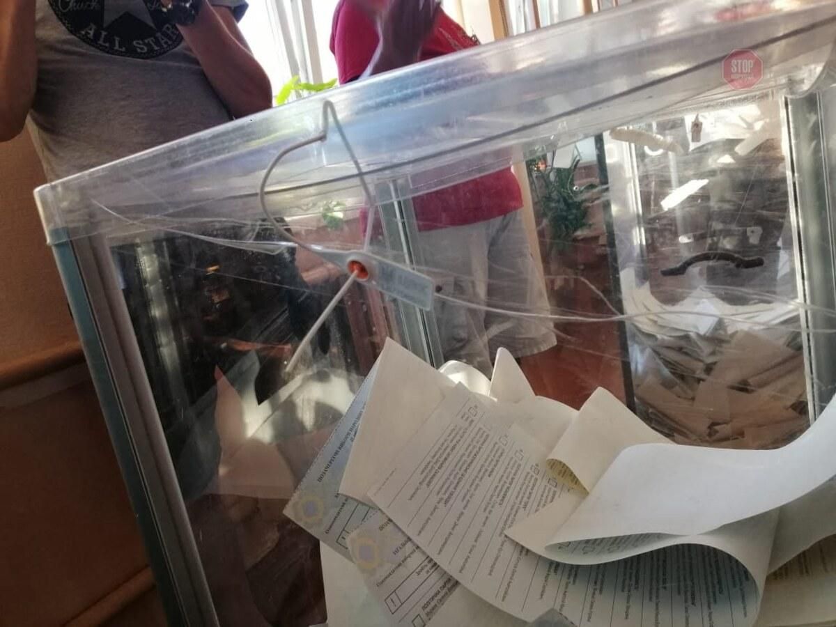 На Черкасщине произошла драка на довыборах в Раду из-за ящика с бюллетенями
