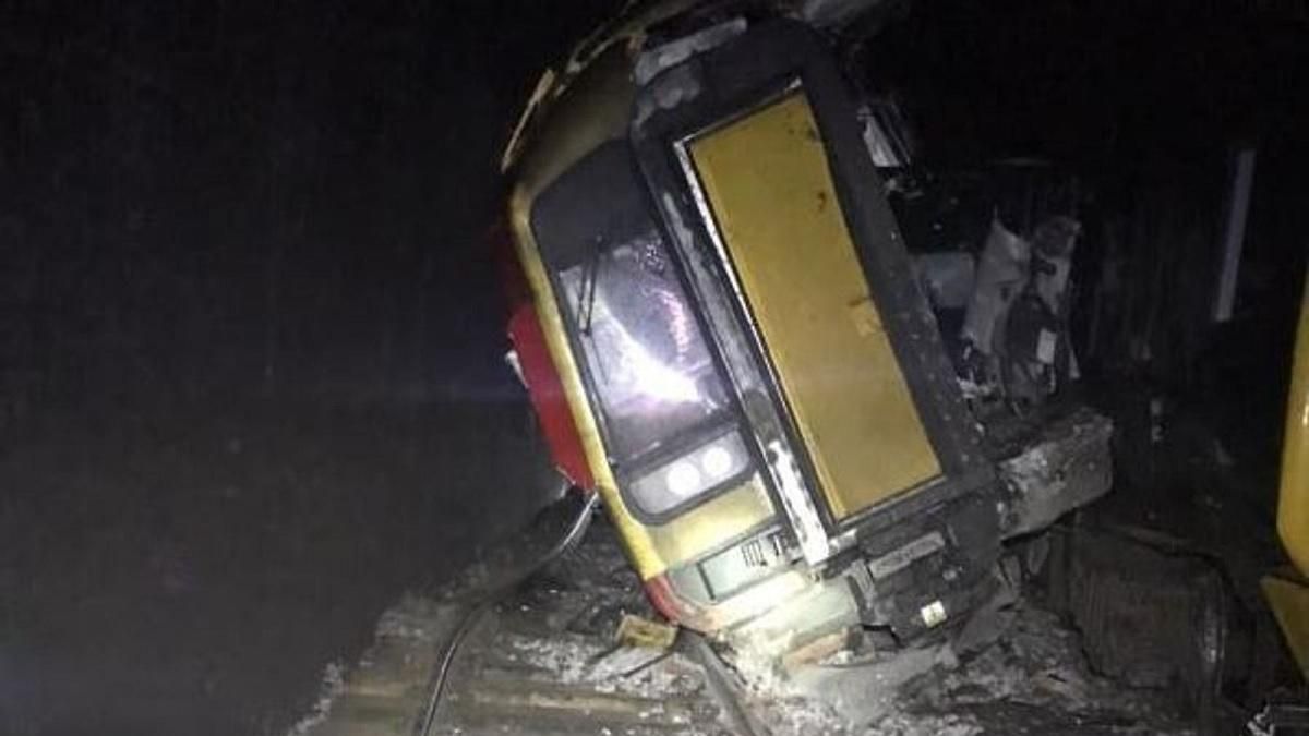 У Великій Британії зіткнулися два потяги: постраждали кілька людей - 24 Канал У Великій Британії зіткнулися два потяги: постраждали кілька людей - 24 Канал