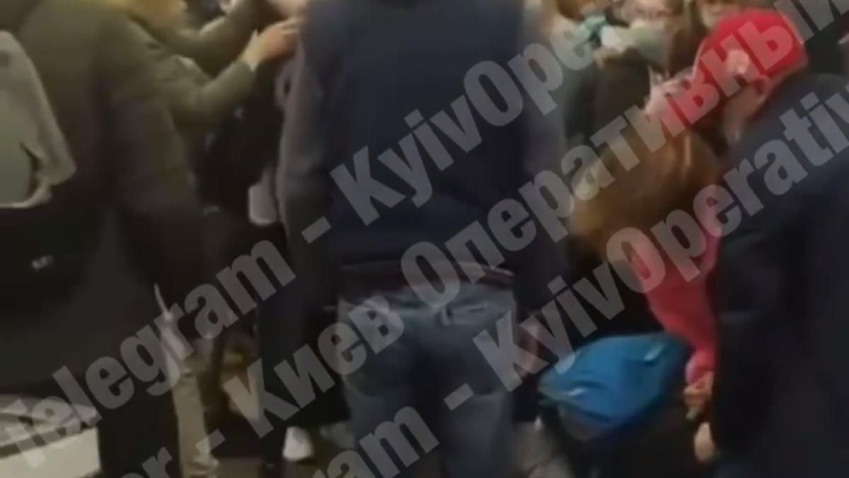 Киевляне устроили отчаянную драку за вакцины от COVID-19 Киевляне устроили отчаянную драку за вакцины от COVID-19