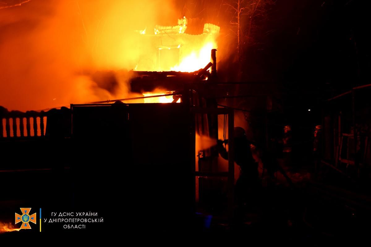 В Днепре горел дачный дом, есть пострадавший: фото и видео пожара
