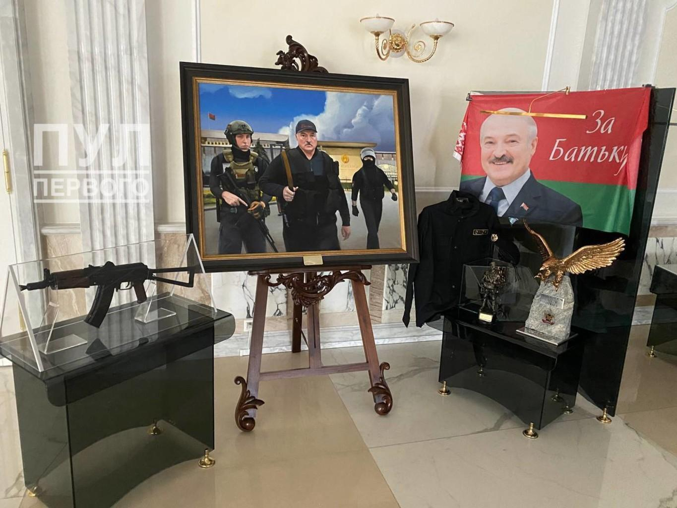 С портретом и автоматом Лукашенко: в Минске открыли экспозицию, посвященную протестам