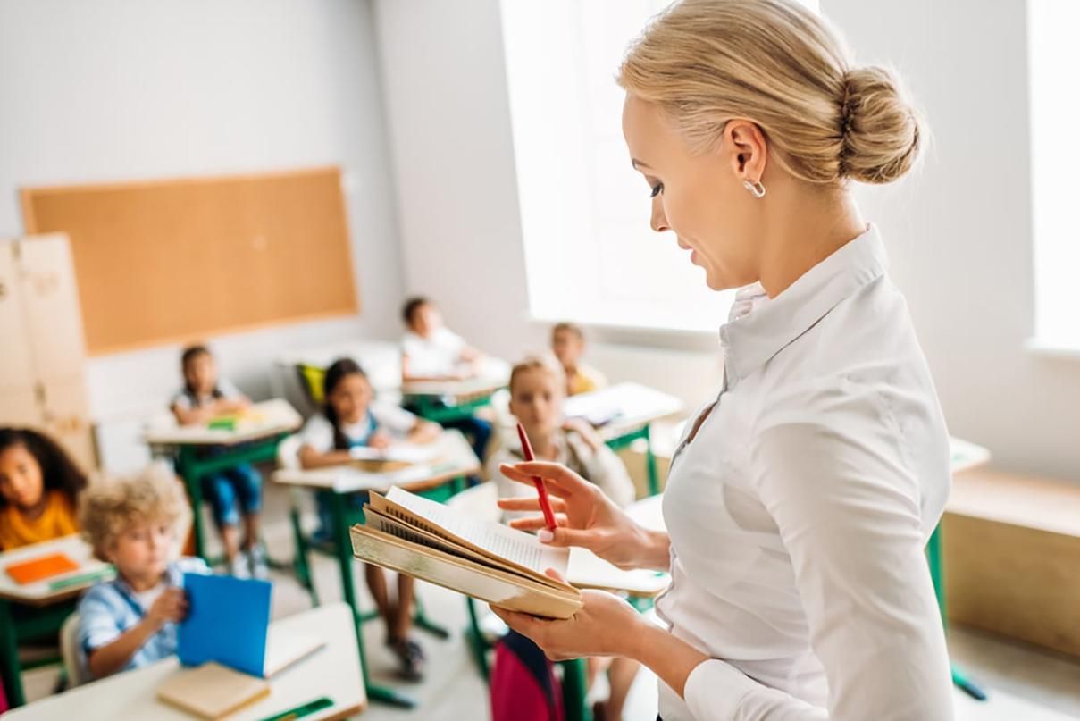 Вчителі оцінюють готовність шкіл до навчання гірше, ніж батьки: опитування - Україна новини - Освіта