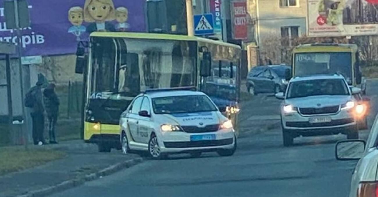 У Львові в пасажирського автобуса відлетіло колесо під час руху: фото з місця події - Новини Львова - Львів