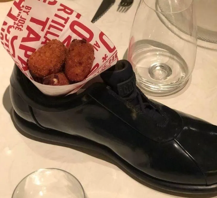 З черевика така собі тарілка для закусок З черевика така собі тарілка для закусок