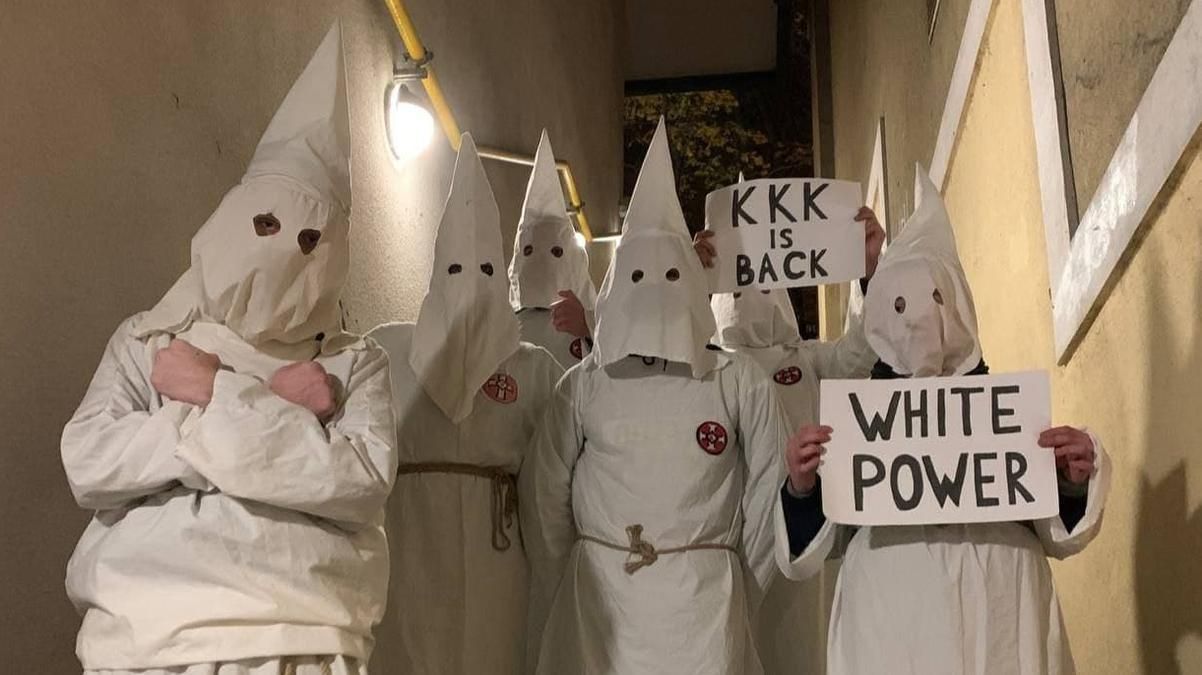 Центром Києва на Геловін гуляла компанія в костюмах Ку-клукс-клану - Новини Києва - Київ Центром Києва на Геловін гуляла компанія в костюмах Ку-клукс-клану - Новини Києва - Київ