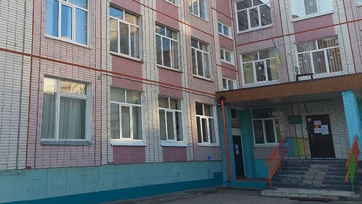 Протестуют против дистанционки: в Сумах родители привели детей в школу, но директор не пустила Протестуют против дистанционки: в Сумах родители привели детей в школу, но директор не пустила