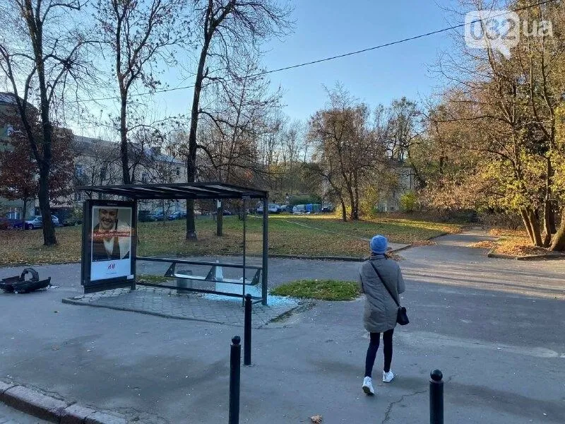 Біля львівського Парку культури вандали розтрощили зупинку: фото з місця події