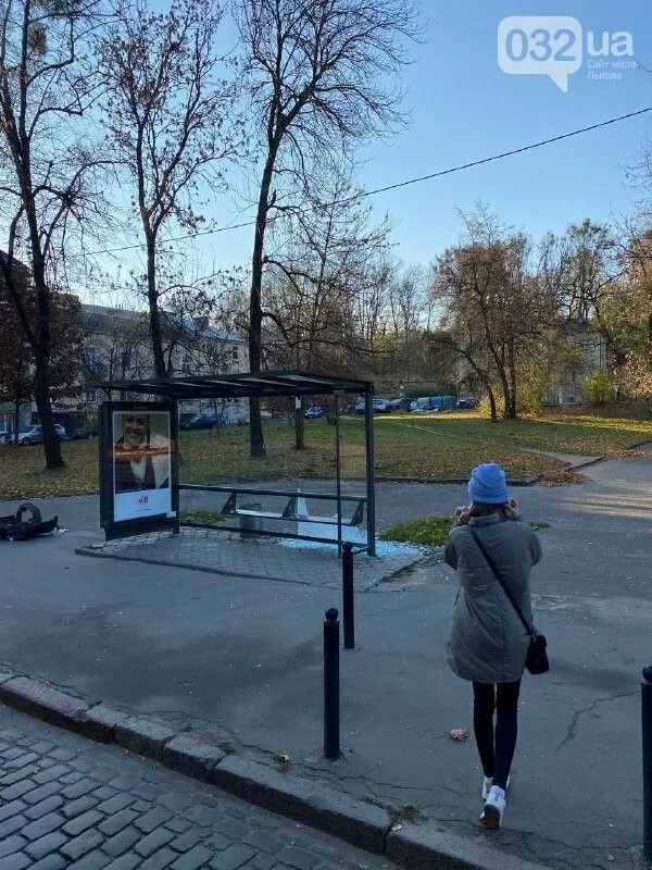 Біля львівського Парку культури вандали розтрощили зупинку: фото з місця події