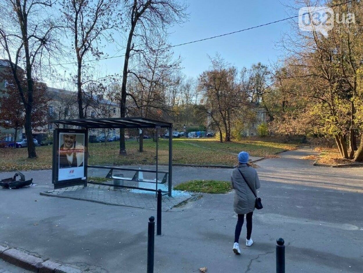 Возле львовского Парка культуры вандалы разбили остановку: фото с места происшествия