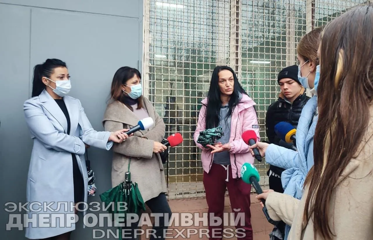 Жінка разом із сином побила вчительку Жінка разом із сином побила вчительку