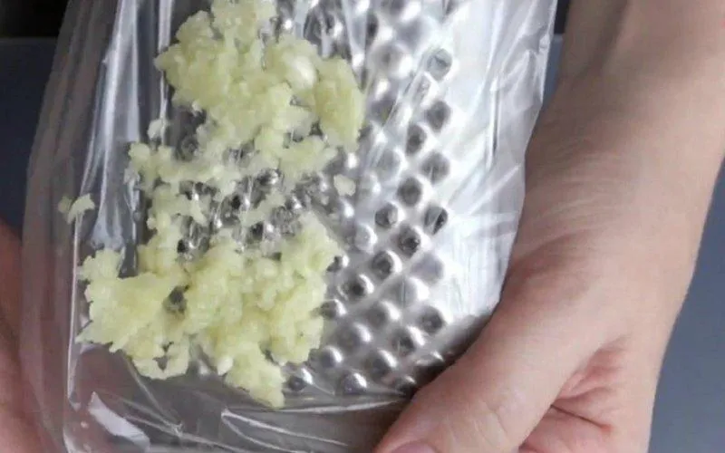 Натирайте чеснок без загрязнения посуды