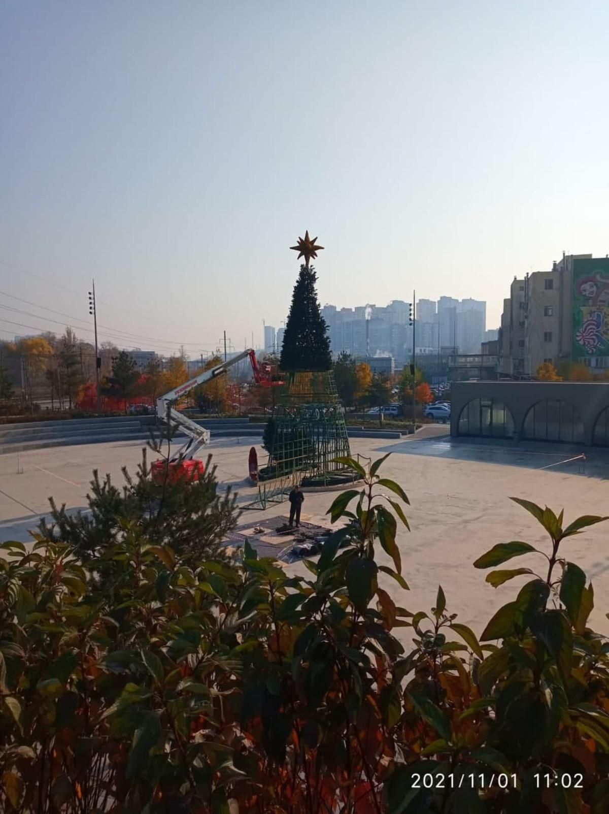 Свято наближається: у Києві серед осені почали встановлювати ялинку - Новини Київ - Київ Свято наближається: у Києві серед осені почали встановлювати ялинку - Новини Київ - Київ