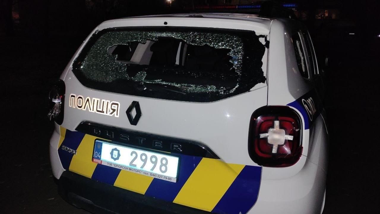 В Каменском мужчина дерзко разбил авто полиции: перед этим прятался в засаде В Каменском мужчина дерзко разбил авто полиции: перед этим прятался в засаде