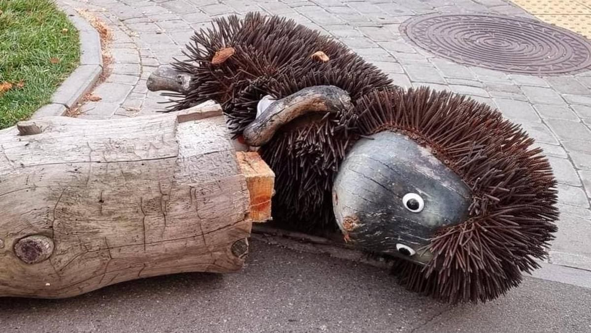 У Києві вандали пошкодили пам'ятник їжачку в тумані - Київ У Києві вандали пошкодили пам'ятник їжачку в тумані - Київ