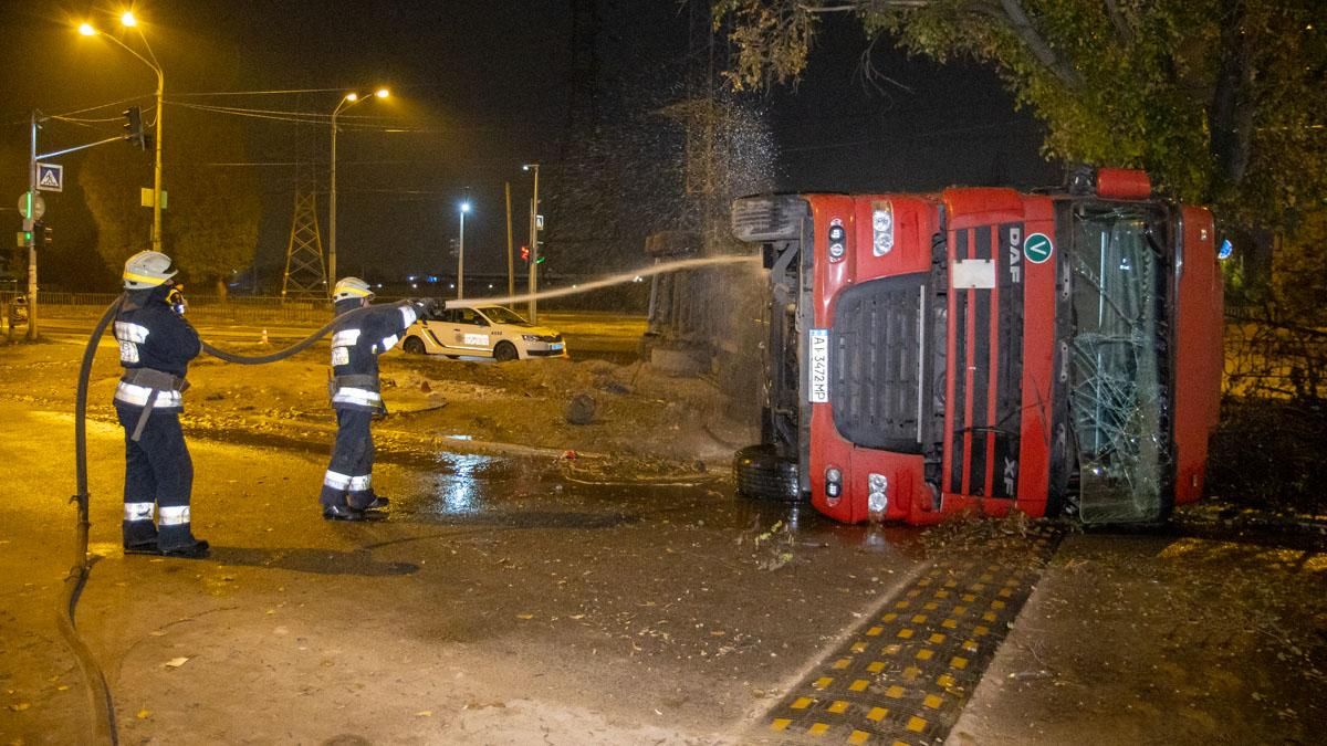 В Днепре посреди города перевернулась фура: видео момента аварии В Днепре посреди города перевернулась фура: видео момента аварии