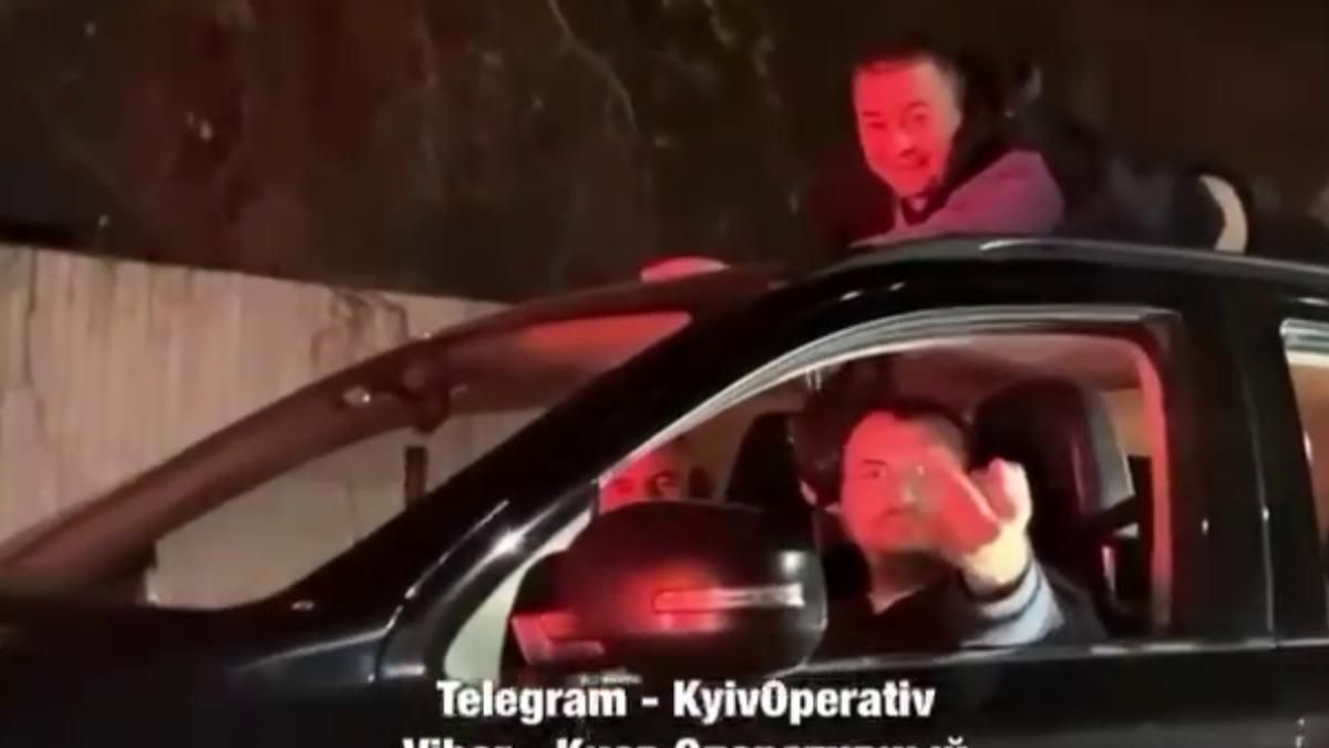 У Києві водій на великій швидкості катав друга на даху машини: обурливе відео - Київ