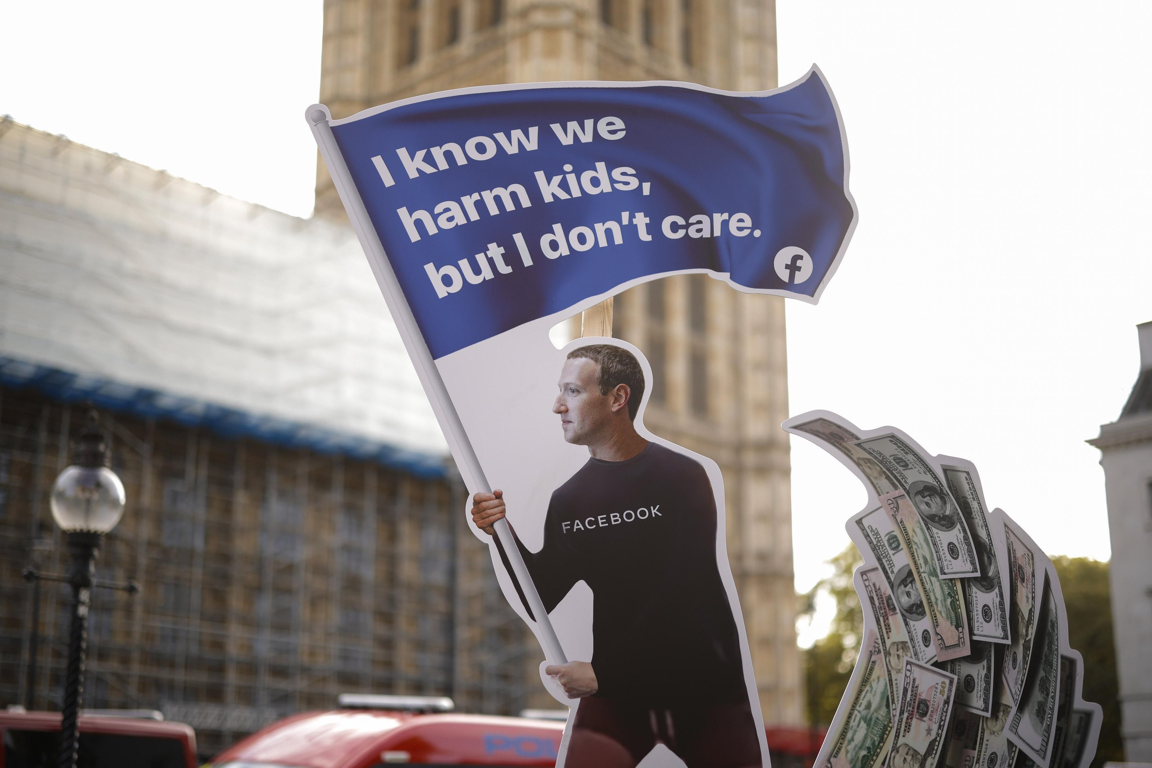 Бывшая сотрудница Facebook призвала Цукерберга покинуть пост главы компании Бывшая сотрудница Facebook призвала Цукерберга покинуть пост главы компании