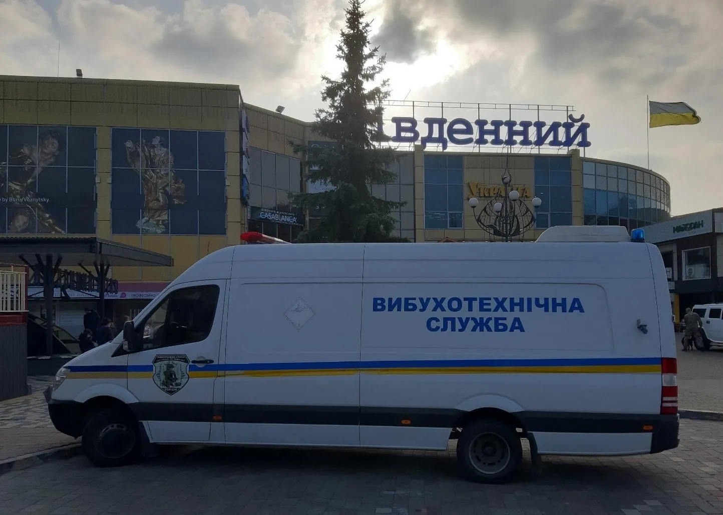 У Львові замінували 3 торгівельні центри: правоохоронці шукають вибухівку