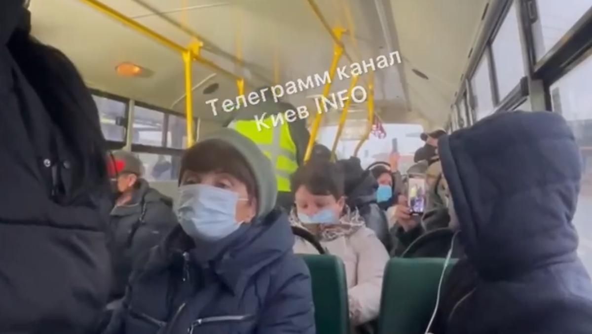 Скандал на цілий автобус: у Києві поліцейські вивели з транспорту порушницю карантину - Київ Скандал на цілий автобус: у Києві поліцейські вивели з транспорту порушницю карантину - Київ