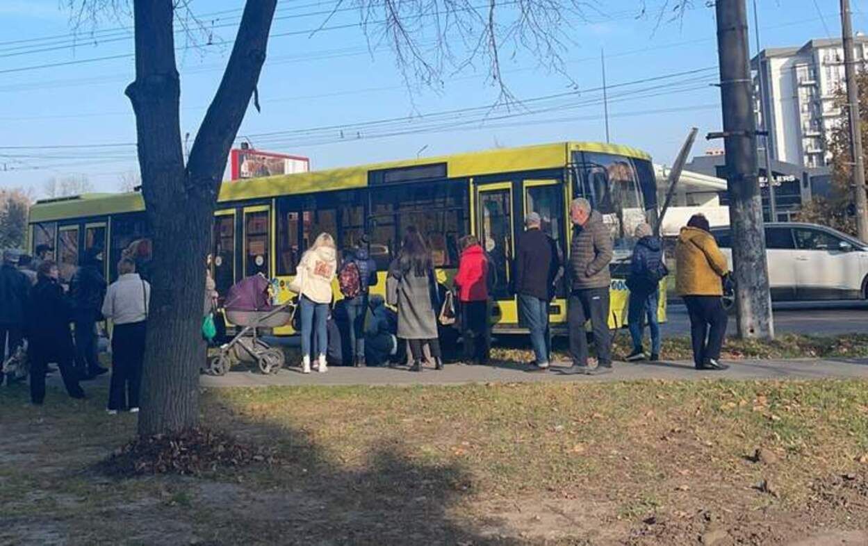 У водителя львовской маршрутки случился сердечный приступ во время движения: он умер за рулем