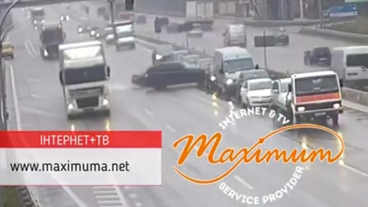 На трассе под Киевом произошла масштабная авария с участием 6 машин: видео ДТП