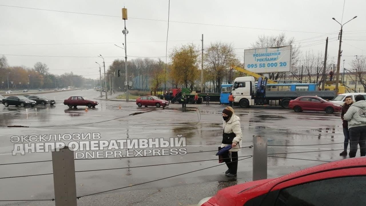 Впав стовп і зупинився транспорт: у Дніпрі стався жорсткий обрив тролейбусних дротів - Україна новини - 24 Канал
