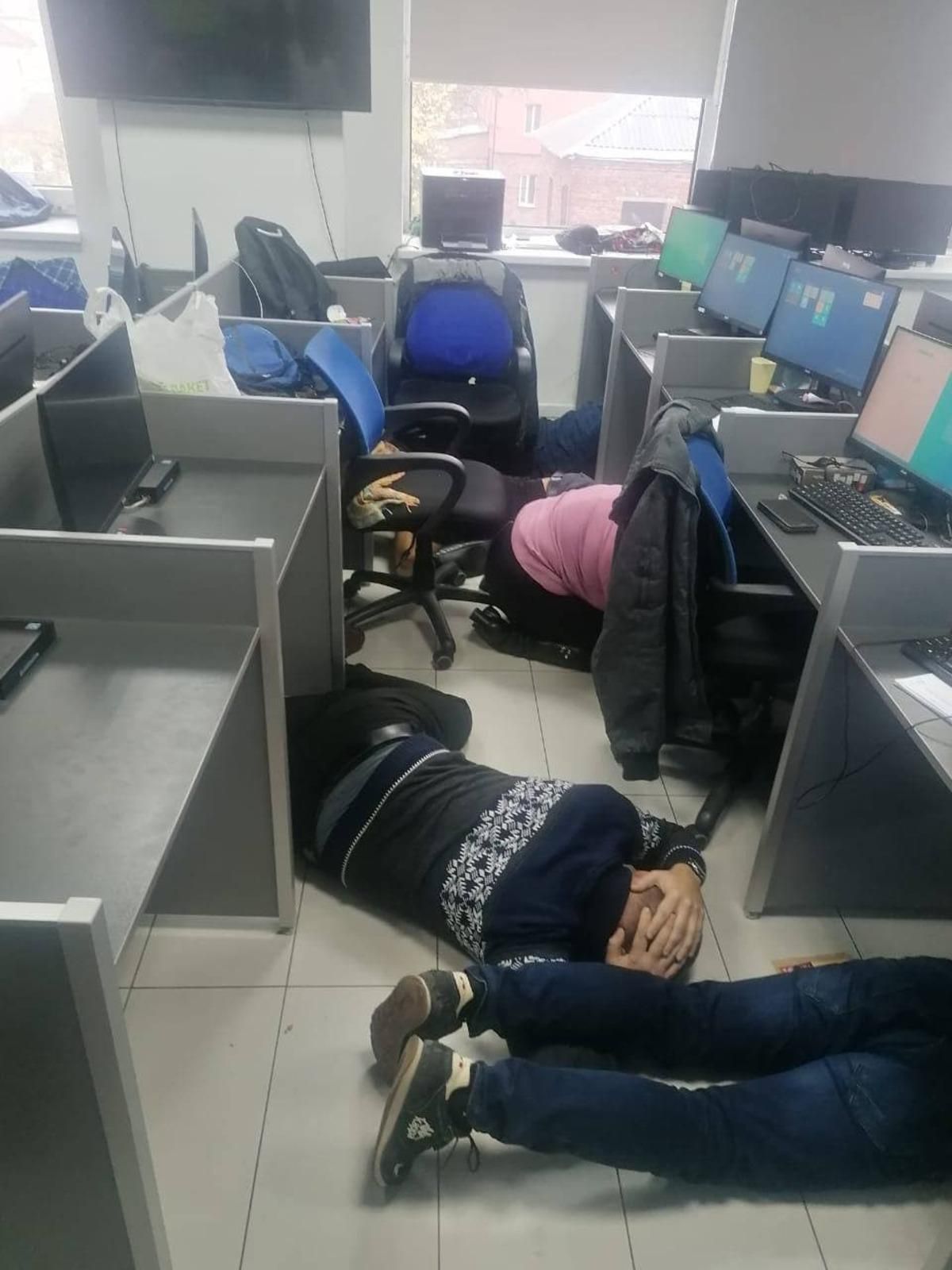 У Дніпрі викрили колекторів, які тероризували школу на Київщині: фото жорсткого затримання - Новини Києва сьогодні - Київ У Дніпрі викрили колекторів, які тероризували школу на Київщині: фото жорсткого затримання - Новини Києва сьогодні - Київ