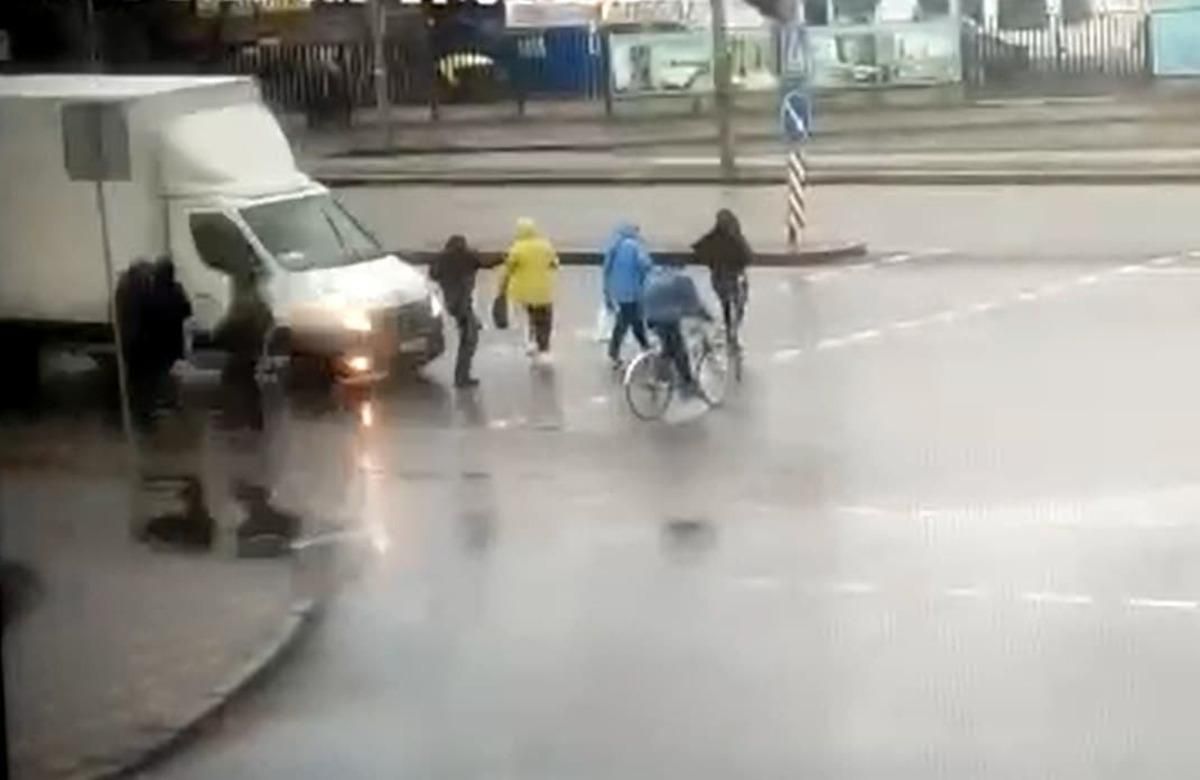 У Києві вантажівка знесла велосипедиста та пішохода з переходу: відео смертельної аварії - Київ