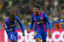 Барселона после отмененного пенальти открыла счет в матче с Динамо: видео