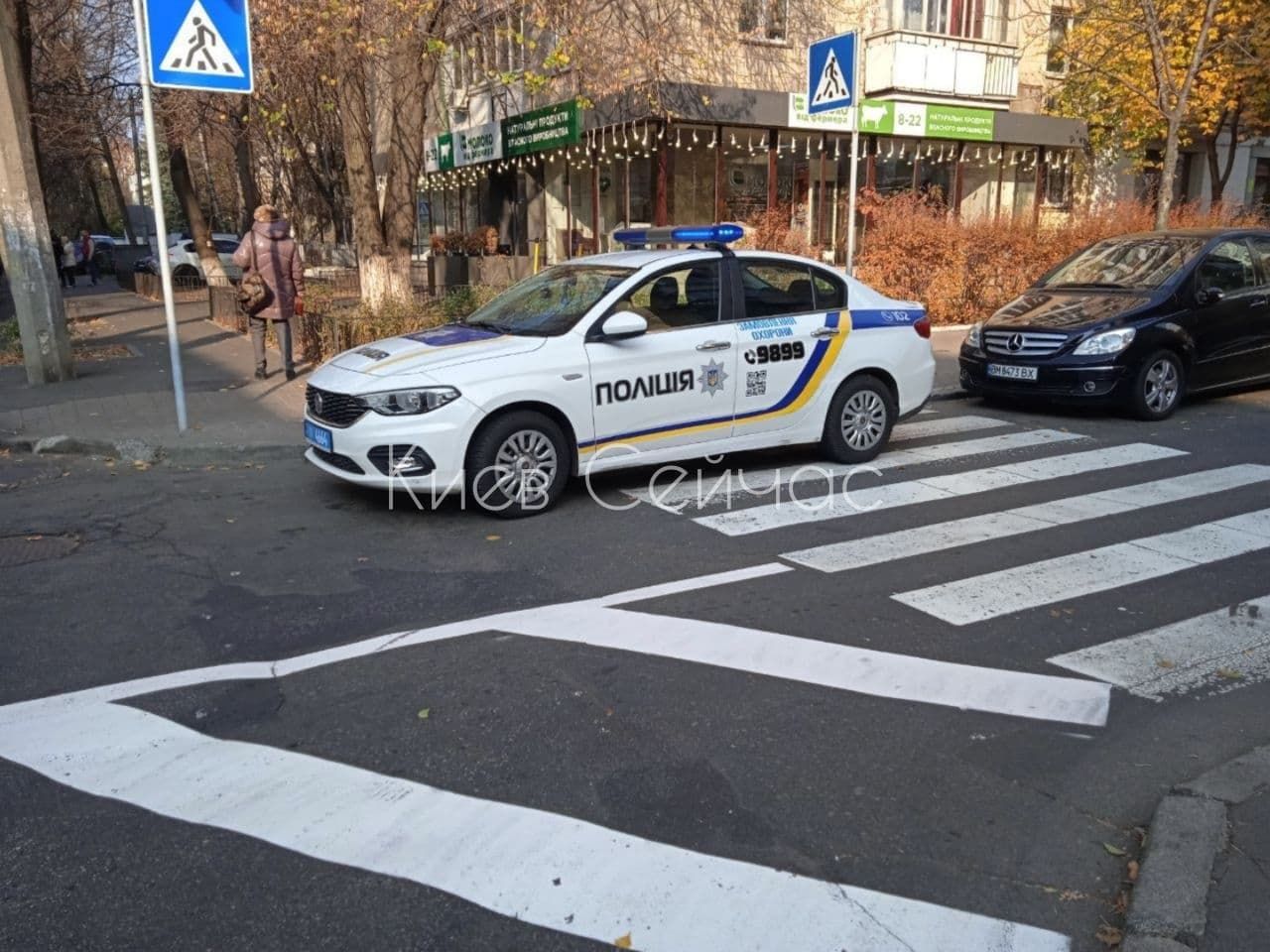 На Печерске полиция припарковалась на "зебре": авто нарушителей в погонах сфотографировали