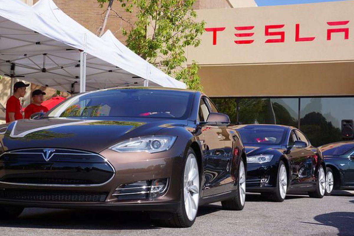 100 тысяч электромобилей: Tesla начала поставки автомобилей по своему крупнейшему контракту