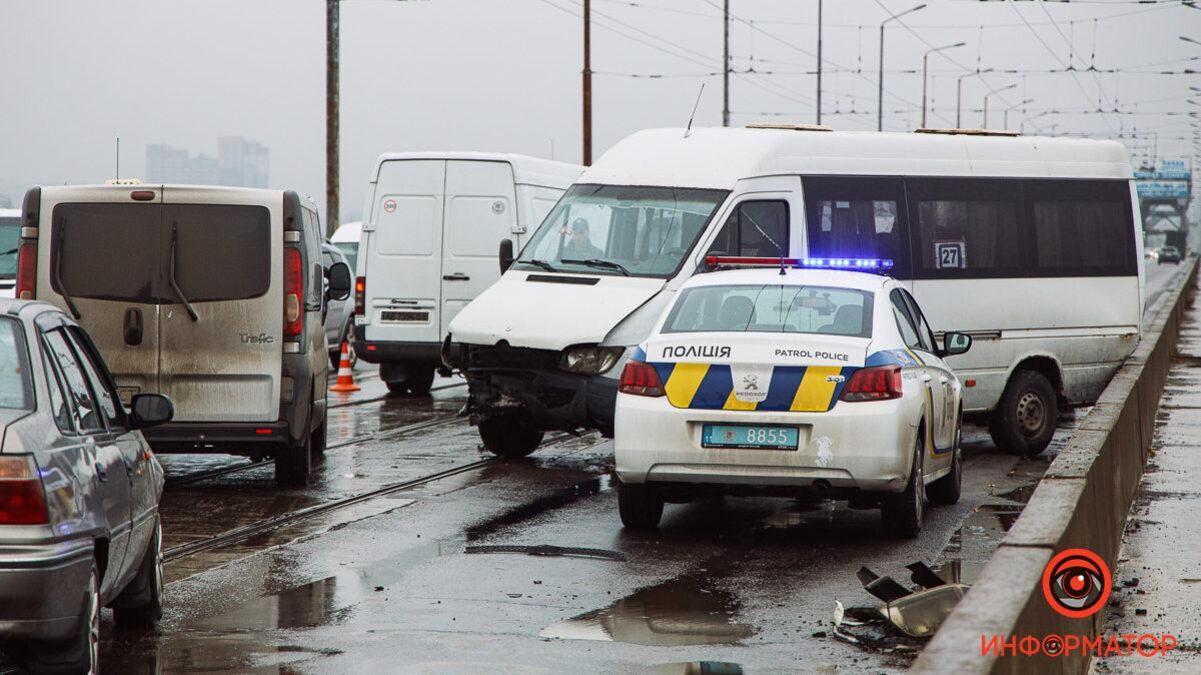Маршрутка влетіла у відбійник в Дніпрі, є постраждалі: відео моменту ДТП - Новини Дніпра - 24 Канал Маршрутка влетіла у відбійник в Дніпрі, є постраждалі: відео моменту ДТП - Новини Дніпра - 24 Канал