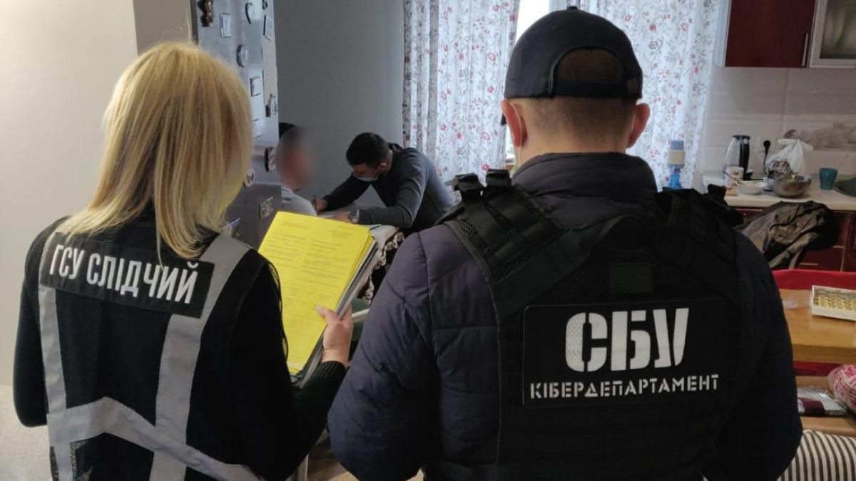 Подделок на миллионы: полиция разоблачила фабрику фейковых ПЦР-тестов и сертификатов вакцинации Подделок на миллионы: полиция разоблачила фабрику фейковых ПЦР-тестов и сертификатов вакцинации