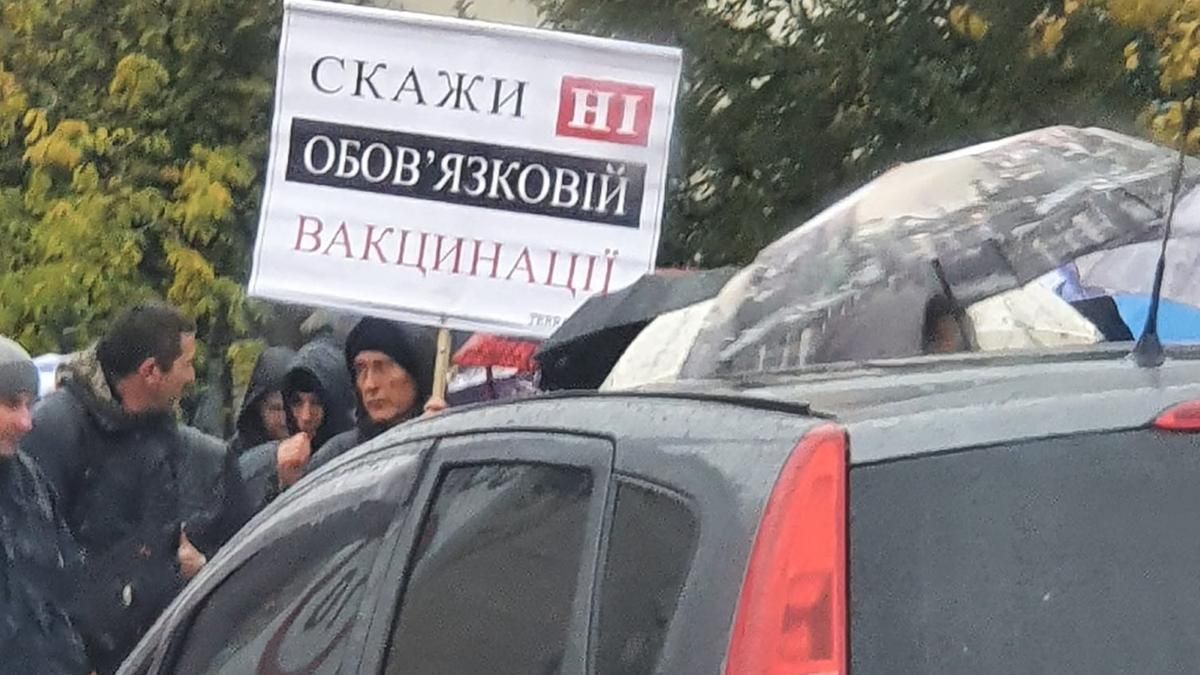 Из-за протеста антивакцинаторов в киевских пробках застряли скорые и врачи