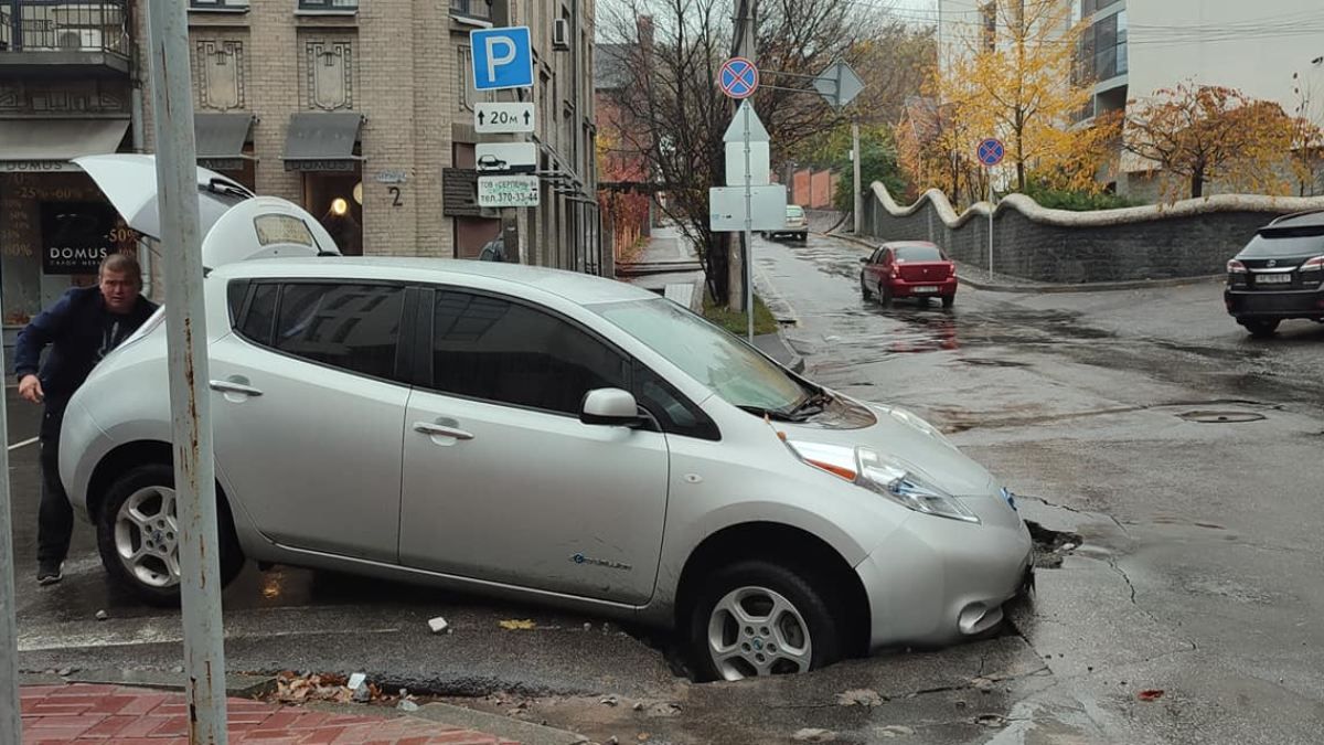 У центрі Дніпра авто провалилося під асфальт: комунальники назвали причину - Україна новини - 24 Канал