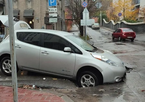 У Дніпрі провалилось авто