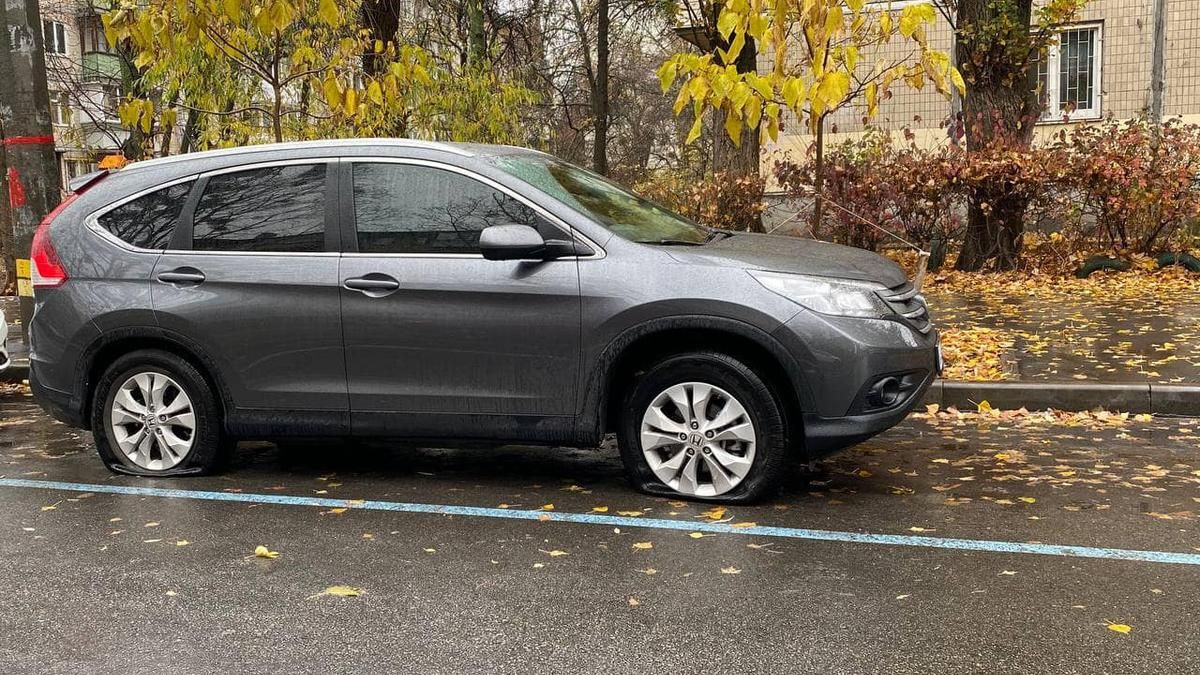 Подозревают маршруточную мафию: в Киеве порезали колеса главе коммунальной службы перевозок Подозревают маршруточную мафию: в Киеве порезали колеса главе коммунальной службы перевозок