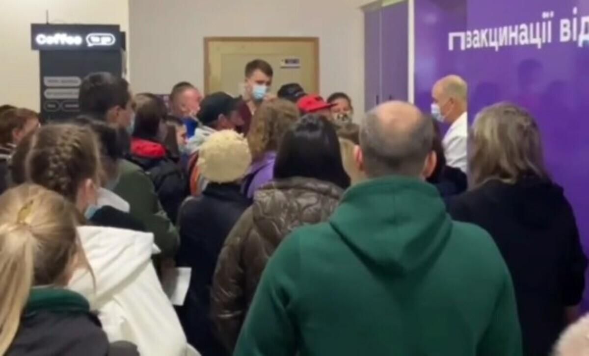 В Dream Town не справились с толпами на пункте вакцинации и перешли на предварительную запись В Dream Town не справились с толпами на пункте вакцинации и перешли на предварительную запись