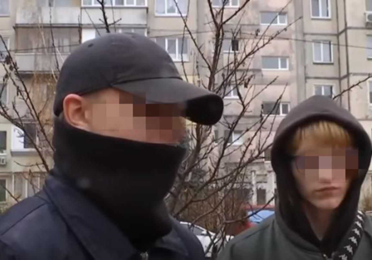 Рідний онук із друзями знущався з переляканої бабусі: що відомо про хлопців з жорстокого відео - Київ